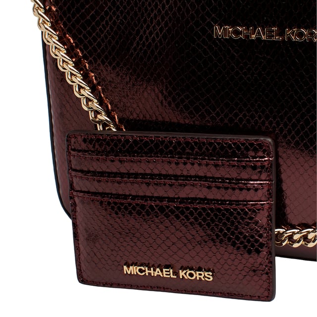 Este exclusivo set de regalo Michael Kors combina elegancia con un sofisticado diseño en piel sintética con textura de serpiente. Incluye un tarjetero compacto, ideal para organizar tarjetas de manera práctica, y un bolso de mano con correa adaptable de bandolera. Ambos cuentan con el distintivo logo Michael Kors, resaltando su diseño refinado y contemporáneo. 

Detalles:
- Material: Piel sintética.
- Textura: De serpiente metalizada.
- Herraje: En tono dorado.
- Bolso: Bolsillo interior frontal abierto, cadena de metal para usar como bolso de mano o de hombro y una correa bandolera ajustable de piel, cierre de cremallera.
- Tarjetero: 3 ranuras para tarjetas, un compartimento transparente para identificación de identidad, bolsillo compacto.
- Presentación en caja, ¡ideal como regalo aniversario, regalo mujer, regalos mujer!

Michael Kors cuenta en cada uno de sus accesorios con una colección de fuerte identidad, ofrece una mezcla fresca de tendencias, colores y siluetas que nunca pasan de moda, con estilo y actitud urbana.
 Medidas: Bolso: 24 cm x 14,3 cm x 6,2 cm; Tarjetero: 10,1 cm x 8,1 cm
 Composición: Ecopiel
 Cuidados:
Limpiar con un paño suave y seco. 
Evitar el contacto con agua y productos abrasivos.