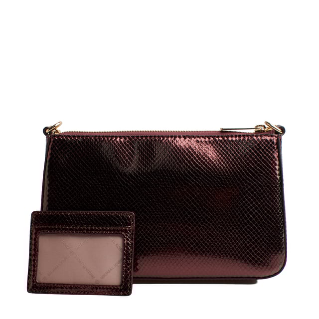 Este exclusivo set de regalo Michael Kors combina elegancia con un sofisticado diseño en piel sintética con textura de serpiente. Incluye un tarjetero compacto, ideal para organizar tarjetas de manera práctica, y un bolso de mano con correa adaptable de bandolera. Ambos cuentan con el distintivo logo Michael Kors, resaltando su diseño refinado y contemporáneo. 

Detalles:
- Material: Piel sintética.
- Textura: De serpiente metalizada.
- Herraje: En tono dorado.
- Bolso: Bolsillo interior frontal abierto, cadena de metal para usar como bolso de mano o de hombro y una correa bandolera ajustable de piel, cierre de cremallera.
- Tarjetero: 3 ranuras para tarjetas, un compartimento transparente para identificación de identidad, bolsillo compacto.
- Presentación en caja, ¡ideal como regalo aniversario, regalo mujer, regalos mujer!

Michael Kors cuenta en cada uno de sus accesorios con una colección de fuerte identidad, ofrece una mezcla fresca de tendencias, colores y siluetas que nunca pasan de moda, con estilo y actitud urbana.
 Medidas: Bolso: 24 cm x 14,3 cm x 6,2 cm; Tarjetero: 10,1 cm x 8,1 cm
 Composición: Ecopiel
 Cuidados:
Limpiar con un paño suave y seco. 
Evitar el contacto con agua y productos abrasivos.