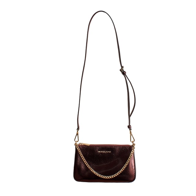 Este exclusivo set de regalo Michael Kors combina elegancia con un sofisticado diseño en piel sintética con textura de serpiente. Incluye un tarjetero compacto, ideal para organizar tarjetas de manera práctica, y un bolso de mano con correa adaptable de bandolera. Ambos cuentan con el distintivo logo Michael Kors, resaltando su diseño refinado y contemporáneo. 

Detalles:
- Material: Piel sintética.
- Textura: De serpiente metalizada.
- Herraje: En tono dorado.
- Bolso: Bolsillo interior frontal abierto, cadena de metal para usar como bolso de mano o de hombro y una correa bandolera ajustable de piel, cierre de cremallera.
- Tarjetero: 3 ranuras para tarjetas, un compartimento transparente para identificación de identidad, bolsillo compacto.
- Presentación en caja, ¡ideal como regalo aniversario, regalo mujer, regalos mujer!

Michael Kors cuenta en cada uno de sus accesorios con una colección de fuerte identidad, ofrece una mezcla fresca de tendencias, colores y siluetas que nunca pasan de moda, con estilo y actitud urbana.
 Medidas: Bolso: 24 cm x 14,3 cm x 6,2 cm; Tarjetero: 10,1 cm x 8,1 cm
 Composición: Ecopiel
 Cuidados:
Limpiar con un paño suave y seco. 
Evitar el contacto con agua y productos abrasivos.