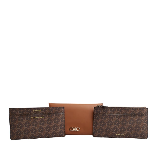 Domina el arte de viajar con esta cartera 3 en 1. Este modelo combina una fabricación en piel suave con nuestros sofisticados apliques. En el interior, incluye dos tarjeteros extraíbles con el exclusivo logotipo imperio estampado. Uno está diseñado para meter la tarjeta de embarque y el pasaporte, y el otro está pensado para guardar dinero en efectivo y monedas sueltas. Es el regalo perfecto para las personas que vuelan con frecuencia.

Detalles:
- Tipo de accesorio: Cartera grande.
- Material: Piel.
- Herraje: En tono dorado.
- Logo imperio de Michael Kors.
- Detalles interiores: 2 bolsillos, cartera y bolso pequeño de viaje extraíbles.
- Cierre: De botón a presión.
- Viene en caja exclusiva y elegante.

Cada cartera mujer diseñado por Michael Kors, es un lujo accesible con un toque de glamour moderno, inesperado y cómodo que ofrece una pieza para cada ocasión.
 Medidas: 21 cm x 12,7 cm x 3,8 cm
 Composición: 100% Piel
 Cuidados:
Limpiar con un paño seco y suave.
Evitar la exposición prolongada al sol y la humedad.
Evitar el contacto con líquidos y superficies ásperas.