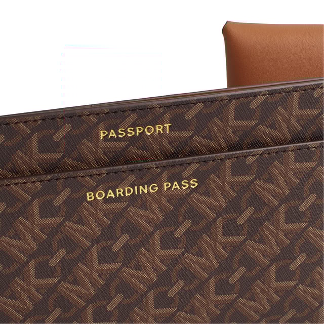 Domina el arte de viajar con esta cartera 3 en 1. Este modelo combina una fabricación en piel suave con nuestros sofisticados apliques. En el interior, incluye dos tarjeteros extraíbles con el exclusivo logotipo imperio estampado. Uno está diseñado para meter la tarjeta de embarque y el pasaporte, y el otro está pensado para guardar dinero en efectivo y monedas sueltas. Es el regalo perfecto para las personas que vuelan con frecuencia.

Detalles:
- Tipo de accesorio: Cartera grande.
- Material: Piel.
- Herraje: En tono dorado.
- Logo imperio de Michael Kors.
- Detalles interiores: 2 bolsillos, cartera y bolso pequeño de viaje extraíbles.
- Cierre: De botón a presión.
- Viene en caja exclusiva y elegante.

Cada cartera mujer diseñado por Michael Kors, es un lujo accesible con un toque de glamour moderno, inesperado y cómodo que ofrece una pieza para cada ocasión.
 Medidas: 21 cm x 12,7 cm x 3,8 cm
 Composición: 100% Piel
 Cuidados:
Limpiar con un paño seco y suave.
Evitar la exposición prolongada al sol y la humedad.
Evitar el contacto con líquidos y superficies ásperas.
