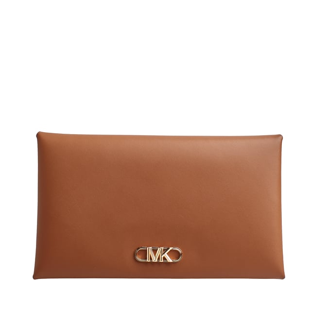 Domina el arte de viajar con esta cartera 3 en 1. Este modelo combina una fabricación en piel suave con nuestros sofisticados apliques. En el interior, incluye dos tarjeteros extraíbles con el exclusivo logotipo imperio estampado. Uno está diseñado para meter la tarjeta de embarque y el pasaporte, y el otro está pensado para guardar dinero en efectivo y monedas sueltas. Es el regalo perfecto para las personas que vuelan con frecuencia.

Detalles:
- Tipo de accesorio: Cartera grande.
- Material: Piel.
- Herraje: En tono dorado.
- Logo imperio de Michael Kors.
- Detalles interiores: 2 bolsillos, cartera y bolso pequeño de viaje extraíbles.
- Cierre: De botón a presión.
- Viene en caja exclusiva y elegante.

Cada cartera mujer diseñado por Michael Kors, es un lujo accesible con un toque de glamour moderno, inesperado y cómodo que ofrece una pieza para cada ocasión.
 Medidas: 21 cm x 12,7 cm x 3,8 cm
 Composición: 100% Piel
 Cuidados:
Limpiar con un paño seco y suave.
Evitar la exposición prolongada al sol y la humedad.
Evitar el contacto con líquidos y superficies ásperas.
