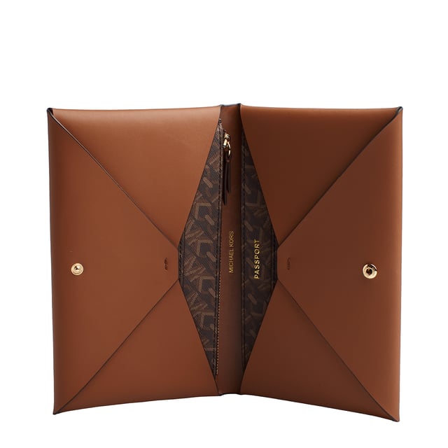 Domina el arte de viajar con esta cartera 3 en 1. Este modelo combina una fabricación en piel suave con nuestros sofisticados apliques. En el interior, incluye dos tarjeteros extraíbles con el exclusivo logotipo imperio estampado. Uno está diseñado para meter la tarjeta de embarque y el pasaporte, y el otro está pensado para guardar dinero en efectivo y monedas sueltas. Es el regalo perfecto para las personas que vuelan con frecuencia.

Detalles:
- Tipo de accesorio: Cartera grande.
- Material: Piel.
- Herraje: En tono dorado.
- Logo imperio de Michael Kors.
- Detalles interiores: 2 bolsillos, cartera y bolso pequeño de viaje extraíbles.
- Cierre: De botón a presión.
- Viene en caja exclusiva y elegante.

Cada cartera mujer diseñado por Michael Kors, es un lujo accesible con un toque de glamour moderno, inesperado y cómodo que ofrece una pieza para cada ocasión.
 Medidas: 21 cm x 12,7 cm x 3,8 cm
 Composición: 100% Piel
 Cuidados:
Limpiar con un paño seco y suave.
Evitar la exposición prolongada al sol y la humedad.
Evitar el contacto con líquidos y superficies ásperas.