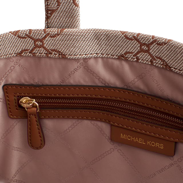 The Michael Kors Gigi tote is the perfect complement to virtually any look thanks to its neutral-toned jacquard chain and logo pattern. The large rectangular silhouette is the perfect size to carry just your everyday essentials and includes a versatile crossbody strap. Inside, there are convenient pockets for your keys and phone.

 Details:
 - Accessory Type: Tote Bag.
 - Material: Synthetic material with the repeated Empire logo.
 - Interior details: Back zipper pocket, 2 front pockets.
 - Exterior details: Front pocket with magnetic closure.
 - Handles: Double.
 - Includes shoulder strap and storage bag.
 - Closure: No closure.

 Each of Michael Kors' accessories collections boasts a strong identity, offering a fresh mix of timeless trends, colors, and silhouettes, combined with urban style and attitude. Each women's tote bag designed by Michael Kors is an affordable luxury with a touch of modern, unexpected, and comfortable glamour, offering a piece for every occasion.
 Measures: 39.4 cm x 29.8 cm x 13.3 cm
 Composition: 53.2% Cotton, 46.8% Polyester
 Care:
Clean with a soft, dry cloth.
 Avoid prolonged exposure to the sun and humidity.
 Avoid contact with liquids and rough surfaces.
