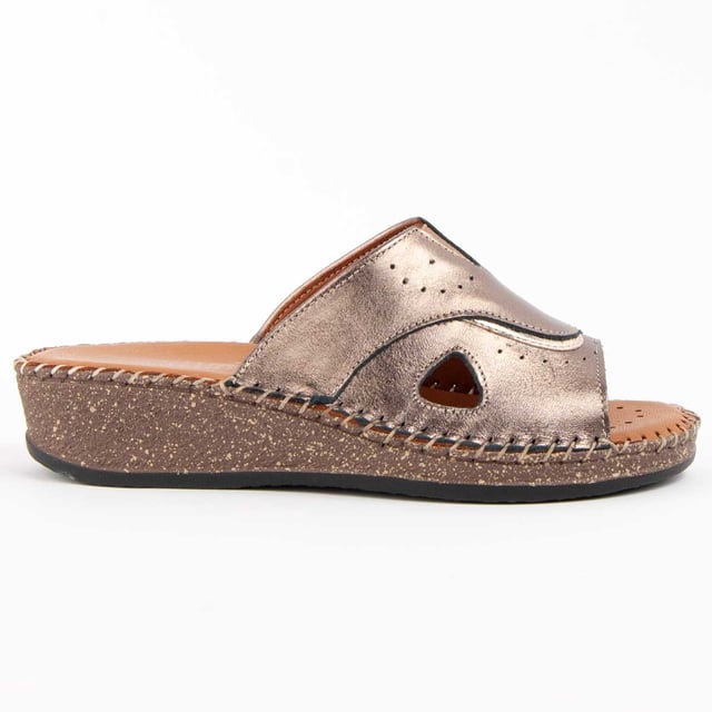 Garantía Purapiel, 10 años de garantía. Sandalia de cuña para mujer. Hecha en piel natural. Calce cómodo. Fabricado por otras marcas para nuestra marca. Medidas aproximadas: 4 cm de cuña.