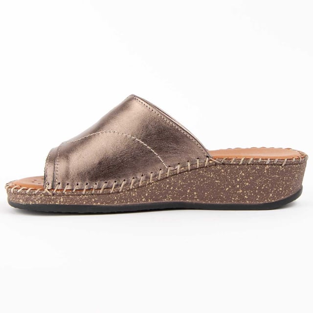 Garantía Purapiel, 10 años de garantía. Sandalia de cuña para mujer. Hecha en piel natural. Calce cómodo. Fabricado por otras marcas para nuestra marca. Medidas aproximadas: 4 cm de cuña.