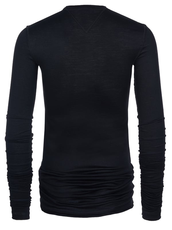 100% lana virgen; Jersey Dolce & Gabbana;  Modelo: G8ON7Z FU7OW 15;  Mano de obra de alta calidad;  100% lana virgen ligera;  Recomendamos una o dos tallas más grandes;  Escote redondo con tapeta de botones;  Corte largo;  Mangas muy largas;  Detalles del logotipo de Dolce & Gabbana