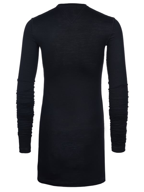 100% lana virgen; Jersey Dolce & Gabbana;  Modelo: G8ON7Z FU7OW 15;  Mano de obra de alta calidad;  100% lana virgen ligera;  Recomendamos una o dos tallas más grandes;  Escote redondo con tapeta de botones;  Corte largo;  Mangas muy largas;  Detalles del logotipo de Dolce & Gabbana