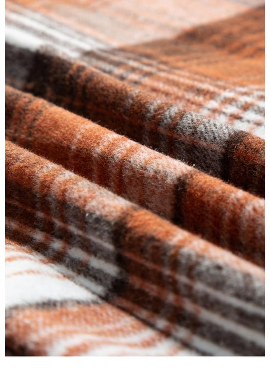 Klassisches Karodesign für zeitlose Anziehungskraft  
Luxuriöses Cordmaterial für Textur und Wärme  
Vielseitiger Hemdenstil für einen lässigen, aber trendigen Look  
Funktionale Brusttaschen für zusätzlichen Komfort