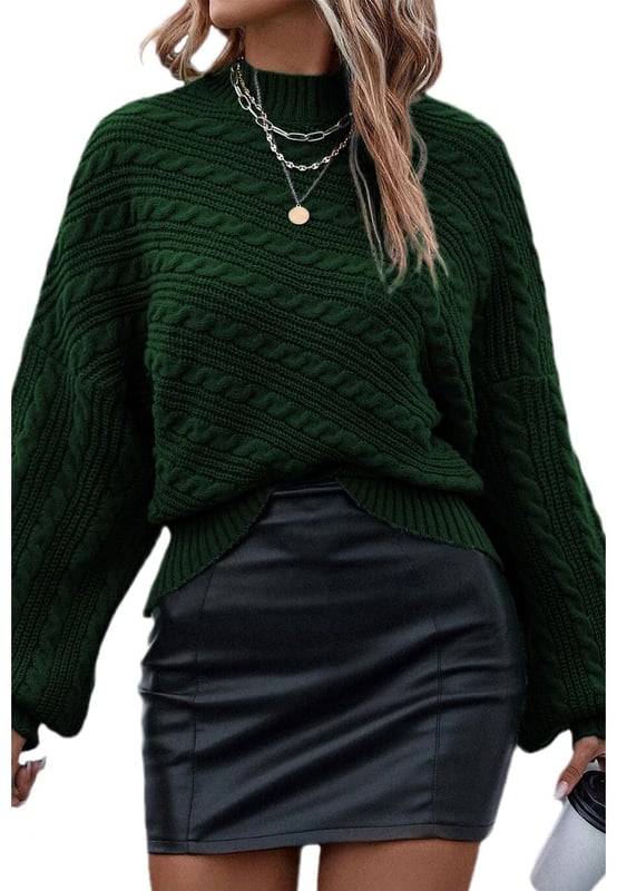 Suéter elegante y con estilo en un verde negro.  
Tejido en cable y ribete acanalado para una sensación sofisticada.  
Las mangas de linterna y el cuello alto agregan dulzura a tu atuendo.  
Alta elasticidad para un ajuste cómodo.  
Prenda versátil que se puede combinar con una falda, leggings o jeans.  
Disponible en tallas S, M, L y XL.  
Tabla de tallas disponible en pulgadas y centímetros.  
Material: 100% Acrílico.