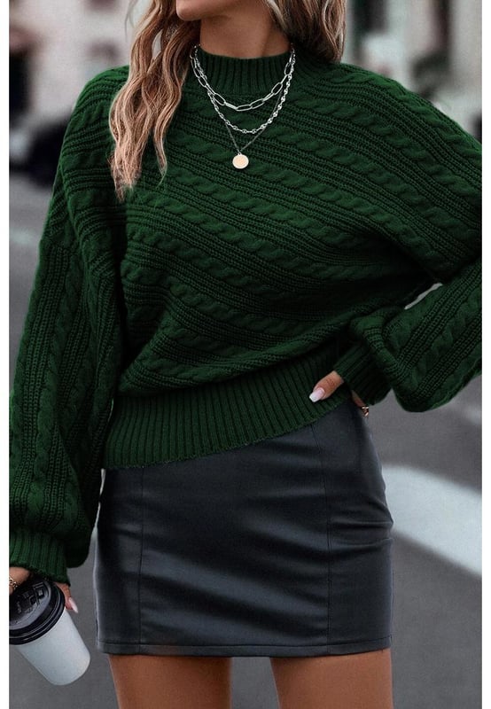 Suéter elegante y con estilo en un verde negro.  
Tejido en cable y ribete acanalado para una sensación sofisticada.  
Las mangas de linterna y el cuello alto agregan dulzura a tu atuendo.  
Alta elasticidad para un ajuste cómodo.  
Prenda versátil que se puede combinar con una falda, leggings o jeans.  
Disponible en tallas S, M, L y XL.  
Tabla de tallas disponible en pulgadas y centímetros.  
Material: 100% Acrílico.