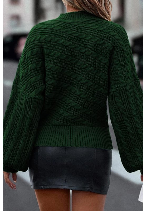 Suéter elegante y con estilo en un verde negro.  
Tejido en cable y ribete acanalado para una sensación sofisticada.  
Las mangas de linterna y el cuello alto agregan dulzura a tu atuendo.  
Alta elasticidad para un ajuste cómodo.  
Prenda versátil que se puede combinar con una falda, leggings o jeans.  
Disponible en tallas S, M, L y XL.  
Tabla de tallas disponible en pulgadas y centímetros.  
Material: 100% Acrílico.