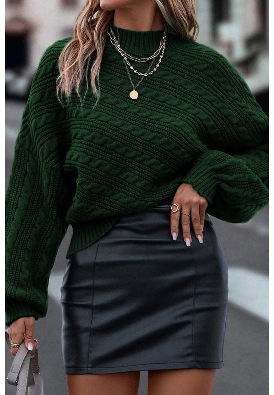 Suéter elegante y con estilo en un verde negro.  
Tejido en cable y ribete acanalado para una sensación sofisticada.  
Las mangas de linterna y el cuello alto agregan dulzura a tu atuendo.  
Alta elasticidad para un ajuste cómodo.  
Prenda versátil que se puede combinar con una falda, leggings o jeans.  
Disponible en tallas S, M, L y XL.  
Tabla de tallas disponible en pulgadas y centímetros.  
Material: 100% Acrílico.