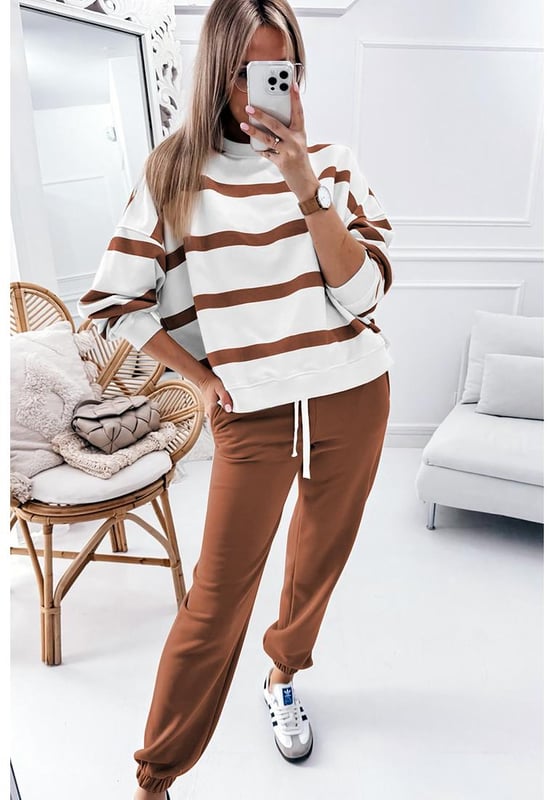 Patrón a rayas con estilo  
Suéter de hombro caído a la moda con corte holgado  
Pantalones jogger a juego con cintura elástica  
Ajuste cómodo y acogedor  
Perfecto para trabajo casual y uso diario  
Material: 100% Poliéster