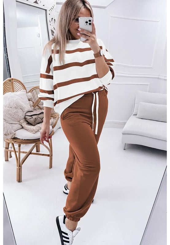 Patrón a rayas con estilo  
Suéter de hombro caído a la moda con corte holgado  
Pantalones jogger a juego con cintura elástica  
Ajuste cómodo y acogedor  
Perfecto para trabajo casual y uso diario  
Material: 100% Poliéster