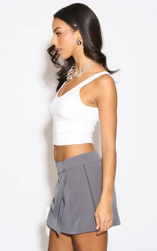 Llama la atención con nuestra minifalda envolvente gris. Esta falda elegante y versátil es perfecta para cualquier ocasión, con su diseño envolvente y su sofisticado color gris. El largo mini le da un toque moderno, mientras que el diseño envolvente le añade un toque de lujo. Mejora tu armario con esta falda imprescindible.