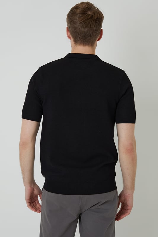 Your casual classics get a makeover with this zip-neck knitted polo shirt from Threadbare. In an all-over jersey stitch, the cuffs and hem are finished with a subtle rib with textured trim detail. This knitted polo has a stylish concealed quarter zip and ribbed collar with textured trim for an elevated touch and is finished with a branded metal tab above the hem. Pair it with chinos or jeans for day-to-day wear that also works perfectly for date night, or team with shorts for summer style.