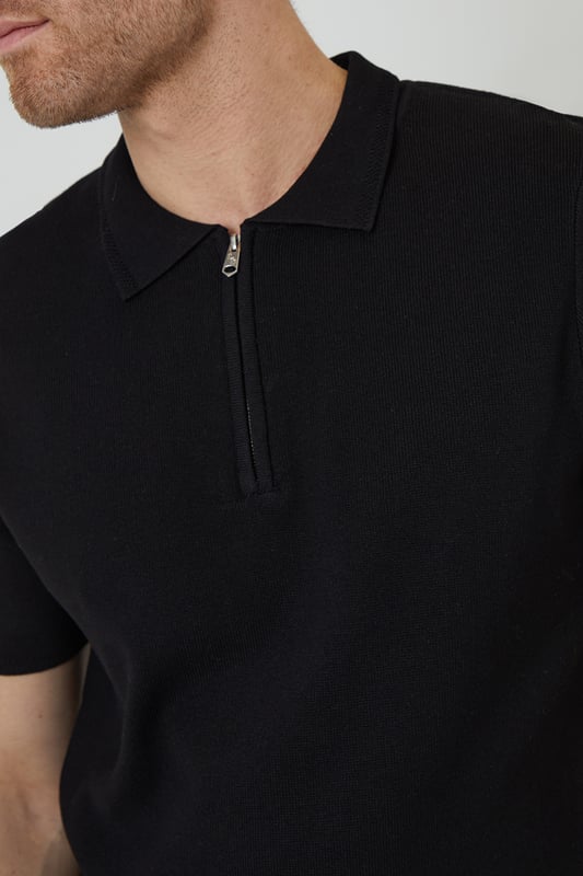 Your casual classics get a makeover with this zip-neck knitted polo shirt from Threadbare. In an all-over jersey stitch, the cuffs and hem are finished with a subtle rib with textured trim detail. This knitted polo has a stylish concealed quarter zip and ribbed collar with textured trim for an elevated touch and is finished with a branded metal tab above the hem. Pair it with chinos or jeans for day-to-day wear that also works perfectly for date night, or team with shorts for summer style.