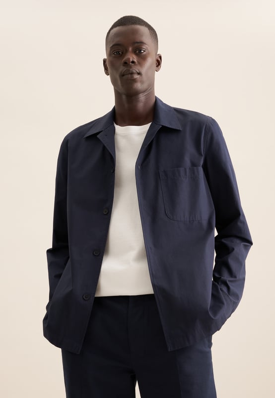 : Das Overshirt von Seidensticker aus der "SMART CASUAL" Kollektion erweitert Ihre Garderobe um einen hochwertigen Look, der den Geist der Zeit trifft. Ob Veranstaltungen, Büro, Homeoffice oder Freizeit - es ist ein eleganter Klassiker, der durch schlichte Eleganz überzeugt. Die Webart Popeline aus 100% Baumwolle ist mit hoher Dichte gewebt und daher extra widerstandsfähig, was sie optimal für pflegeleichte Business-Outfits macht. Als Regular Schnitt liegt das Overshirt leger und nicht so eng an und schafft somit optimalen Tragekomfort. Ein perfekter Begleiter, der zu allen Looks getragen werden kann - von Business bis Freizeit. Stilsicher und elegant liegen Sie mit diesem Langarm-Overshirt stets richtig. Es wird durch weitenverstellbare Manschetten perfektioniert. Hervorragend herausgearbeitet wird der smarte Charakter durch Einstück-Kragen. Eine Brusttasche wirkt als dezentes Detail.