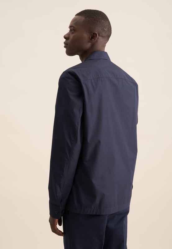 : Das Overshirt von Seidensticker aus der "SMART CASUAL" Kollektion erweitert Ihre Garderobe um einen hochwertigen Look, der den Geist der Zeit trifft. Ob Veranstaltungen, Büro, Homeoffice oder Freizeit - es ist ein eleganter Klassiker, der durch schlichte Eleganz überzeugt. Die Webart Popeline aus 100% Baumwolle ist mit hoher Dichte gewebt und daher extra widerstandsfähig, was sie optimal für pflegeleichte Business-Outfits macht. Als Regular Schnitt liegt das Overshirt leger und nicht so eng an und schafft somit optimalen Tragekomfort. Ein perfekter Begleiter, der zu allen Looks getragen werden kann - von Business bis Freizeit. Stilsicher und elegant liegen Sie mit diesem Langarm-Overshirt stets richtig. Es wird durch weitenverstellbare Manschetten perfektioniert. Hervorragend herausgearbeitet wird der smarte Charakter durch Einstück-Kragen. Eine Brusttasche wirkt als dezentes Detail.