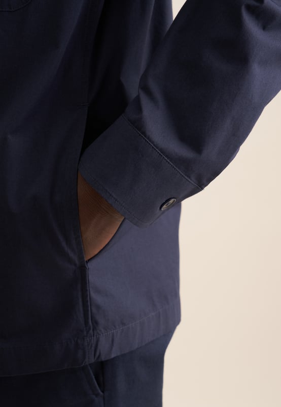 : Das Overshirt von Seidensticker aus der "SMART CASUAL" Kollektion erweitert Ihre Garderobe um einen hochwertigen Look, der den Geist der Zeit trifft. Ob Veranstaltungen, Büro, Homeoffice oder Freizeit - es ist ein eleganter Klassiker, der durch schlichte Eleganz überzeugt. Die Webart Popeline aus 100% Baumwolle ist mit hoher Dichte gewebt und daher extra widerstandsfähig, was sie optimal für pflegeleichte Business-Outfits macht. Als Regular Schnitt liegt das Overshirt leger und nicht so eng an und schafft somit optimalen Tragekomfort. Ein perfekter Begleiter, der zu allen Looks getragen werden kann - von Business bis Freizeit. Stilsicher und elegant liegen Sie mit diesem Langarm-Overshirt stets richtig. Es wird durch weitenverstellbare Manschetten perfektioniert. Hervorragend herausgearbeitet wird der smarte Charakter durch Einstück-Kragen. Eine Brusttasche wirkt als dezentes Detail.