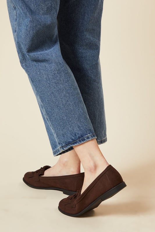 Faux leather loafers with a wide fit for added comfort
Stylish tassel detailing adorns the vamp
Moccasin-inspired stitching adds a touch of flair
Flat heel offers all-day wearability
Versatile design suitable for day-to-night occasions

Effortlessly transition from desk to dinner with these chic wide fit loafers from Dorothy Perkins. The faux leather construction exudes a polished look, while the tassel embellishments and moccasin-inspired stitching lend a touch of playfulness. Pair them with tailored trousers for a sophisticated workwear ensemble, or team them with a flowy dress for a casual yet refined weekend brunch look. With their flat heel, these versatile loafers offer all-day comfort, making them an ideal choice for any occasion.