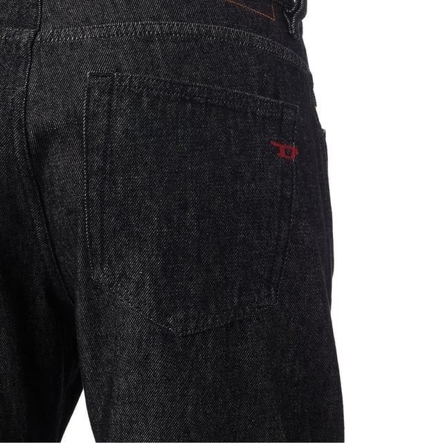 Diesel zwarte denim jeans, normale taille, taps toelopende pijpen, ritssluiting, 100% katoen, denim, grote gestikte badge, jeans met 5 zakken, Diesel zwarte jeans