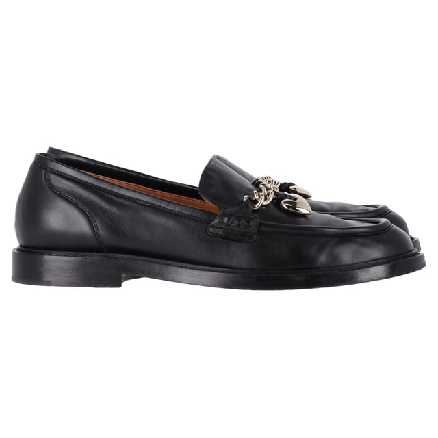VINTAGE, RRP AS NEW
The Chloé Ninna Heart Chain Detail Loafers in Black Leather offer a perfect blend of sophistication and playful charm. Crafted from luxurious black leather, these loafers feature a unique heart-shaped chain detail that adds a touch of femininity and edge. Pair them with tailored trousers for a sleek, polished office look or dress them down with a midi skirt and a simple blouse for a more relaxed yet stylish vibe. Add gold accessories to complement the chain detail and complete your chic ensemble effortlessly.

 Chloé Ninna Heart Chain Detail Loafers in Black Leather

Condition: Very good
Signs of wear: Minor markings, Lightly used but very well maintained. Minor mark at soles & creasing, light scuffing at the soles and heels.
Packaging: Dust bag
Color: Black
Material: Leather | leather
Size: EU | 40
Measurements: Insole length: 290
SKU: NAPPUGBSH461139W
