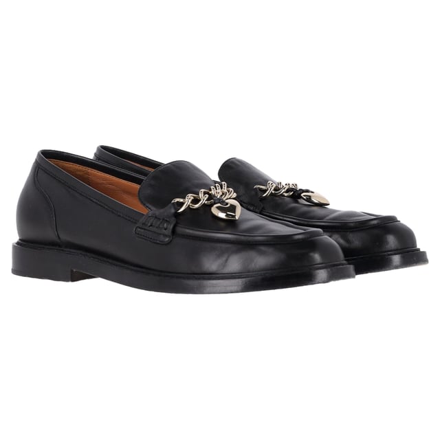 VINTAGE, RRP AS NEW
The Chloé Ninna Heart Chain Detail Loafers in Black Leather offer a perfect blend of sophistication and playful charm. Crafted from luxurious black leather, these loafers feature a unique heart-shaped chain detail that adds a touch of femininity and edge. Pair them with tailored trousers for a sleek, polished office look or dress them down with a midi skirt and a simple blouse for a more relaxed yet stylish vibe. Add gold accessories to complement the chain detail and complete your chic ensemble effortlessly.

 Chloé Ninna Heart Chain Detail Loafers in Black Leather

Condition: Very good
Signs of wear: Minor markings, Lightly used but very well maintained. Minor mark at soles & creasing, light scuffing at the soles and heels.
Packaging: Dust bag
Color: Black
Material: Leather | leather
Size: EU | 40
Measurements: Insole length: 290
SKU: NAPPUGBSH461139W