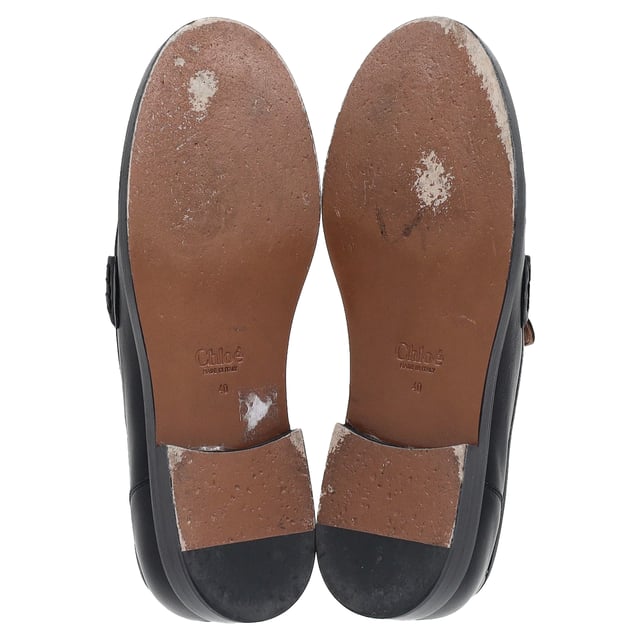 VINTAGE, RRP AS NEW
The Chloé Ninna Heart Chain Detail Loafers in Black Leather offer a perfect blend of sophistication and playful charm. Crafted from luxurious black leather, these loafers feature a unique heart-shaped chain detail that adds a touch of femininity and edge. Pair them with tailored trousers for a sleek, polished office look or dress them down with a midi skirt and a simple blouse for a more relaxed yet stylish vibe. Add gold accessories to complement the chain detail and complete your chic ensemble effortlessly.

 Chloé Ninna Heart Chain Detail Loafers in Black Leather

Condition: Very good
Signs of wear: Minor markings, Lightly used but very well maintained. Minor mark at soles & creasing, light scuffing at the soles and heels.
Packaging: Dust bag
Color: Black
Material: Leather | leather
Size: EU | 40
Measurements: Insole length: 290
SKU: NAPPUGBSH461139W