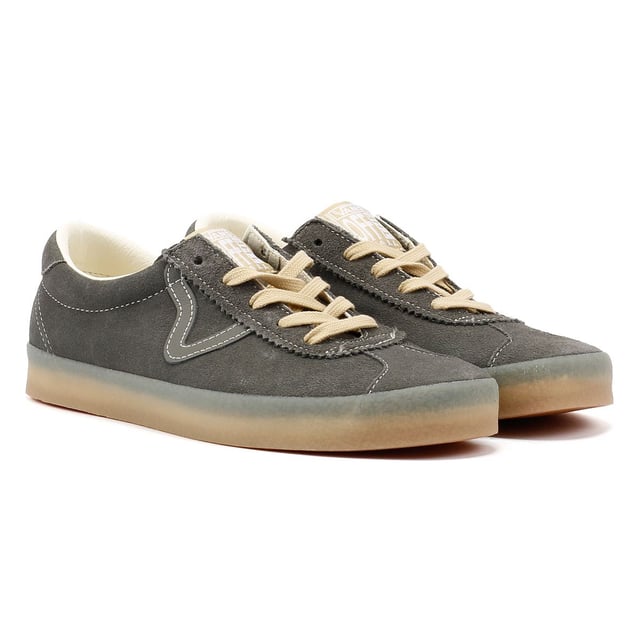 Erleben Sie die zeitlose Anziehungskraft dieser von den 90er Jahren inspirierten Sneaker, eine zeitgemäße Interpretation des ikonischen Skate Vans Sport. Gefertigt im Retro-Stil mit niedrigem Courtschnitt, verfügen diese Sneaker über edle Wildleder-Obermaterialien, ergänzt durch Lederverzierungen. Abgerundet mit stützenden gepolsterten Kragen und klassischen Gummiprofilsohlen verbinden sie nahtlos Vintage-Charme mit modernem Komfort.