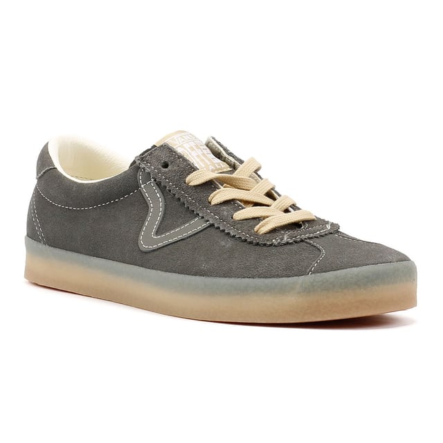 Erleben Sie die zeitlose Anziehungskraft dieser von den 90er Jahren inspirierten Sneaker, eine zeitgemäße Interpretation des ikonischen Skate Vans Sport. Gefertigt im Retro-Stil mit niedrigem Courtschnitt, verfügen diese Sneaker über edle Wildleder-Obermaterialien, ergänzt durch Lederverzierungen. Abgerundet mit stützenden gepolsterten Kragen und klassischen Gummiprofilsohlen verbinden sie nahtlos Vintage-Charme mit modernem Komfort.
