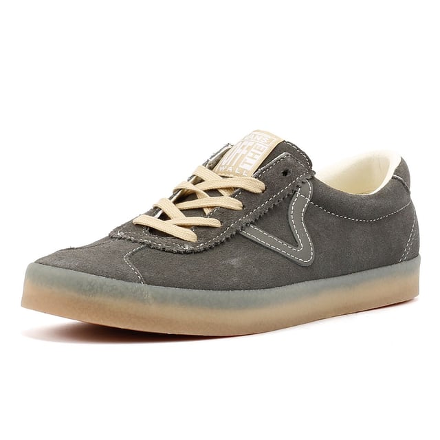 Erleben Sie die zeitlose Anziehungskraft dieser von den 90er Jahren inspirierten Sneaker, eine zeitgemäße Interpretation des ikonischen Skate Vans Sport. Gefertigt im Retro-Stil mit niedrigem Courtschnitt, verfügen diese Sneaker über edle Wildleder-Obermaterialien, ergänzt durch Lederverzierungen. Abgerundet mit stützenden gepolsterten Kragen und klassischen Gummiprofilsohlen verbinden sie nahtlos Vintage-Charme mit modernem Komfort.