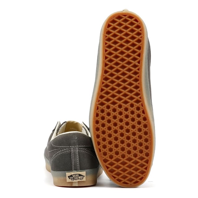 Erleben Sie die zeitlose Anziehungskraft dieser von den 90er Jahren inspirierten Sneaker, eine zeitgemäße Interpretation des ikonischen Skate Vans Sport. Gefertigt im Retro-Stil mit niedrigem Courtschnitt, verfügen diese Sneaker über edle Wildleder-Obermaterialien, ergänzt durch Lederverzierungen. Abgerundet mit stützenden gepolsterten Kragen und klassischen Gummiprofilsohlen verbinden sie nahtlos Vintage-Charme mit modernem Komfort.