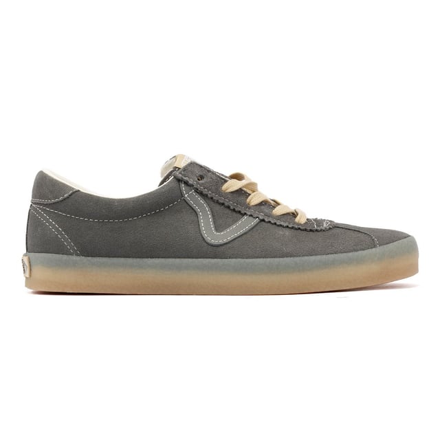 Erleben Sie die zeitlose Anziehungskraft dieser von den 90er Jahren inspirierten Sneaker, eine zeitgemäße Interpretation des ikonischen Skate Vans Sport. Gefertigt im Retro-Stil mit niedrigem Courtschnitt, verfügen diese Sneaker über edle Wildleder-Obermaterialien, ergänzt durch Lederverzierungen. Abgerundet mit stützenden gepolsterten Kragen und klassischen Gummiprofilsohlen verbinden sie nahtlos Vintage-Charme mit modernem Komfort.