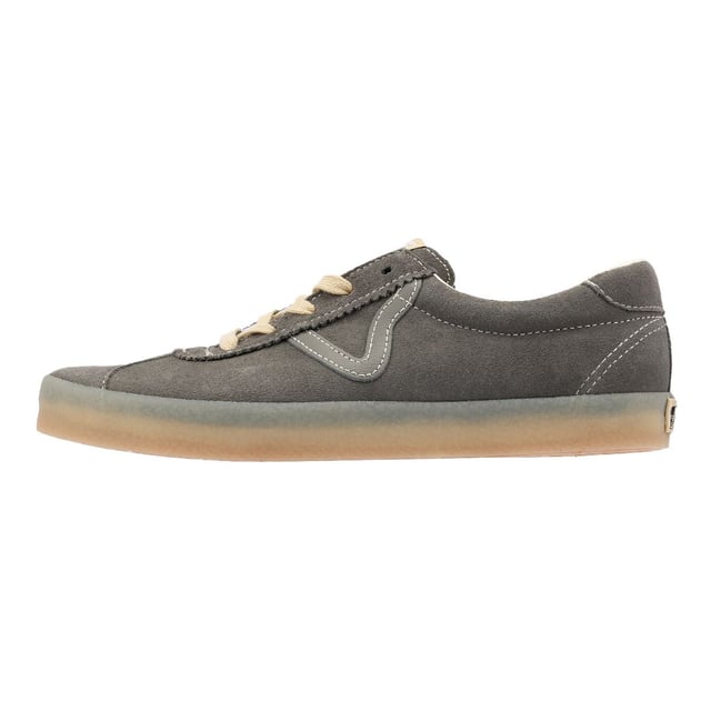 Erleben Sie die zeitlose Anziehungskraft dieser von den 90er Jahren inspirierten Sneaker, eine zeitgemäße Interpretation des ikonischen Skate Vans Sport. Gefertigt im Retro-Stil mit niedrigem Courtschnitt, verfügen diese Sneaker über edle Wildleder-Obermaterialien, ergänzt durch Lederverzierungen. Abgerundet mit stützenden gepolsterten Kragen und klassischen Gummiprofilsohlen verbinden sie nahtlos Vintage-Charme mit modernem Komfort.
