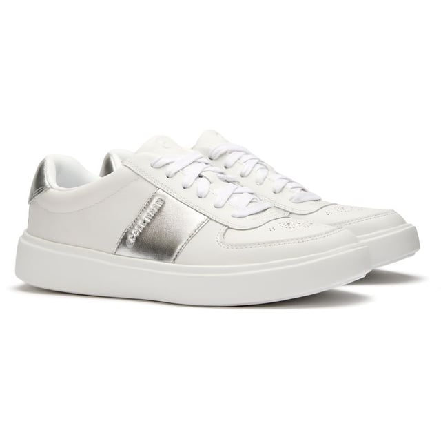 Zapatillas blancas Cole Haan della para mujer, fabricadas en piel y suela de piel. Presentan: suela de copa, parte superior de piel suave, plantilla acolchada y ligereza.