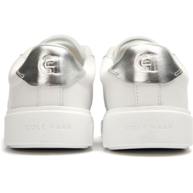 Zapatillas blancas Cole Haan della para mujer, fabricadas en piel y suela de piel. Presentan: suela de copa, parte superior de piel suave, plantilla acolchada y ligereza.
