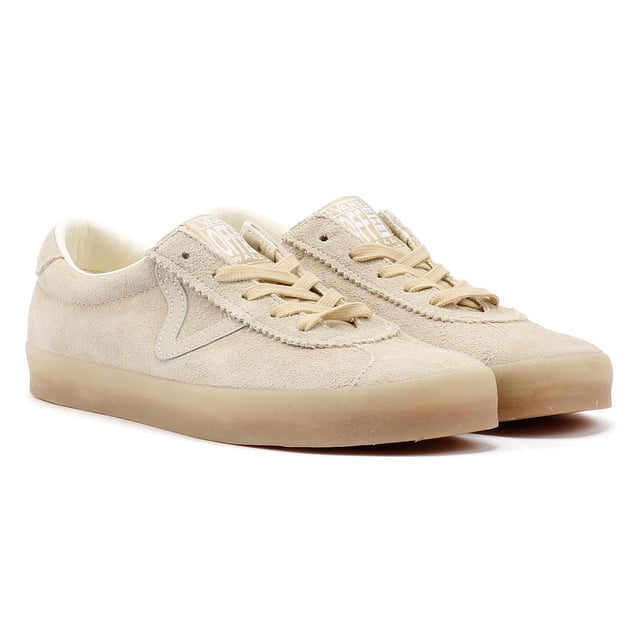 Erleben Sie die zeitlose Anziehungskraft dieser von den 90ern inspirierten Erbes-Sneaker, eine zeitgemäße Interpretation des ikonischen Skate Vans Sports. Gefertigt im Retro-Stil mit niedrigem Court-Design, verfügen diese Sneaker über edle Wildleder-Obermaterialien, ergänzt durch Lederdetails. Abgerundet mit stützenden gepolsterten Kragen und klassischen Gummiprofilsohlen verschmelzen sie nahtlos Vintage-Charme mit modernem Komfort.