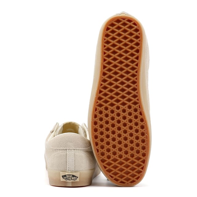 Erleben Sie die zeitlose Anziehungskraft dieser von den 90ern inspirierten Erbes-Sneaker, eine zeitgemäße Interpretation des ikonischen Skate Vans Sports. Gefertigt im Retro-Stil mit niedrigem Court-Design, verfügen diese Sneaker über edle Wildleder-Obermaterialien, ergänzt durch Lederdetails. Abgerundet mit stützenden gepolsterten Kragen und klassischen Gummiprofilsohlen verschmelzen sie nahtlos Vintage-Charme mit modernem Komfort.
