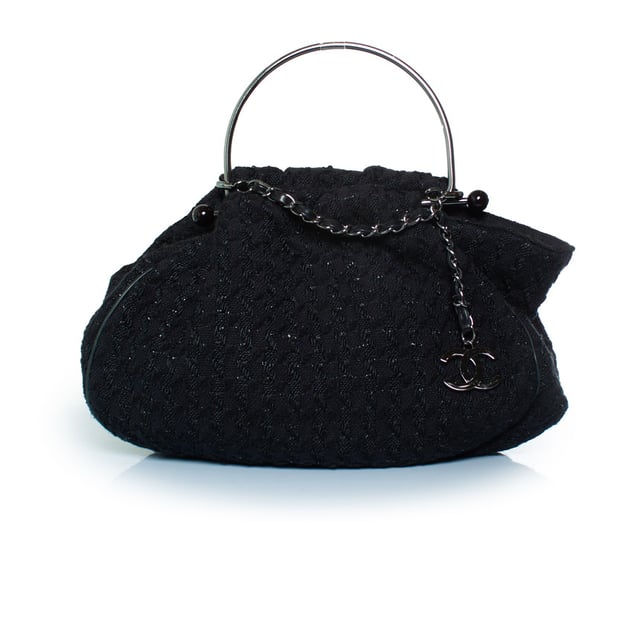 VINTAGE, RRP AS NEW
tweed boucle knitting bag in black. The item is in very good condition. Item comes with authenticity sticker. Measurments:  width: 420 mm height: 300 mm handle drop: 110 mm