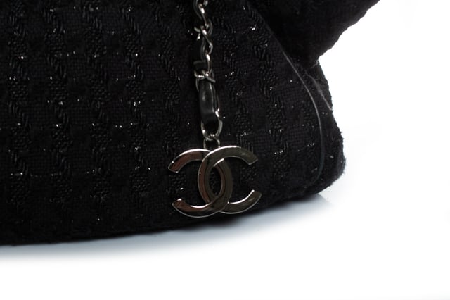 VINTAGE, RRP AS NEW
tweed boucle knitting bag in black. The item is in very good condition. Item comes with authenticity sticker. Measurments:  width: 420 mm height: 300 mm handle drop: 110 mm