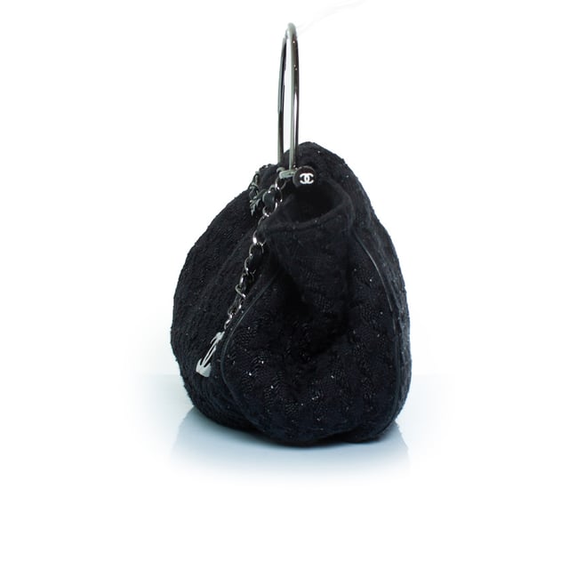 VINTAGE, RRP AS NEW
tweed boucle knitting bag in black. The item is in very good condition. Item comes with authenticity sticker. Measurments:  width: 420 mm height: 300 mm handle drop: 110 mm