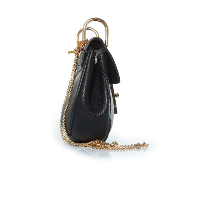 VINTAGE, RRP AS NEW
Chloe, black leather drew bag. The item is in very good condition. 
 CONDITION: very good condition

SIZE: small

MEASUREMENTS: height 17 cm, width 19 cm, depth cm, height handle 6 cm, length strap 106 cm

MATERIAL: grained leather

CARE: specialist leather treatment

COLOR: black, gold Measurments:  width: 190 mm height: 170 mm strap length: 1060 mm