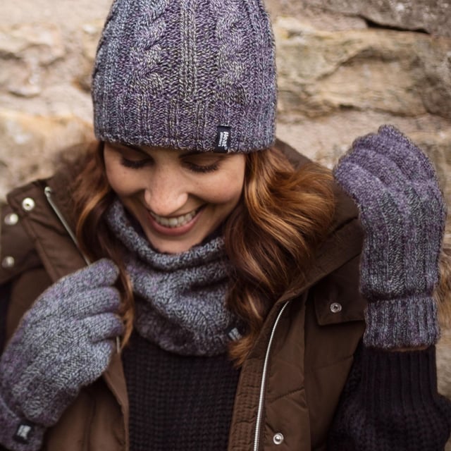 Guantes térmicos Heat Holders: Cuando hace frío, necesitas un buen par de guantes térmicos para mantener tus dedos calentitos. Por eso Heat Holders ha creado estos guantes extra cálidos con su forro polar térmico de felpa llamado Heatweaver. Este forro suave y sedoso no sólo proporciona un tacto lujoso, sino que también te asegura unos dedos acogedores en el crudo invierno. El forro Heatweaver maximiza la cantidad de aire caliente que se mantiene cerca de la piel para garantizar que los dedos no se enfríen. La capa exterior está fabricada con el hilo desarrollado por Heat Holders, un aislante de alto rendimiento que mantiene el aire caliente dentro y el frío fuera. Además, transpira mejor la humedad. Los guantes Heat Holders también tienen un puño extensible que se despliega para crear una manga protectora que abraza la muñeca para un ajuste seguro, asegurando que no haya ningún hueco frío entre sus muñecas y sus mangas, con nervaduras elásticas para mantenerlos seguros y cerca de su piel. Gracias a estas características, estos guantes tienen una clasificación TOG de 2,3, lo que garantiza su calidez en los fríos del invierno. Estos guantes están disponibles en una talla pequeña / mediana y 7 colores para elegir. Detalles del producto: - Guantes Térmicos - 2.3 tog rating - Forro Heatweaver - Puño Heat Holder - Elástico - S/M - 7 Colores - Hilo Térmico - Punto Cable - Extra cálidos