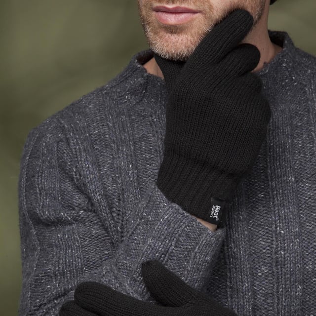 Guantes térmicos de punto Heat Holders para hombre: Estos hombres Heat Holders de punto guantes térmicos tendrá bien y verdaderamente cubierto cuando se utiliza para la ropa de sport, que son super caliente, así como con estilo. Están forrados con un fabuloso forro aislante de felpa extra cálido, llamado Heatweaver, que es aún más eficaz en la celebración de aire caliente cerca de la piel. Este forro polar suave y sedoso no sólo proporciona un tacto lujoso y suave, sino que también garantiza unos dedos cómodos en el crudo invierno. Los guantes vienen en 3 estilos de moda diferentes con 10 opciones de color para elegir entre todos ellos. Los diseños a elegir incluyen guantes a rayas, guantes nórdicos y guantes con estampado de islas, lo que los hace adecuados para cualquier atuendo. Detalles del producto: - 1 par - 2 tallas - 2 diseños / 5 colores - Forro Heatweaver - Hilo Heat Holders - Puño elástico - Forro: 100% Poliéster. Composición del material (exterior): Karlstad - 77% Acrílico, 22% Poliéster, 1% Elastano Bergen - Negro - 80% Acrílico, 13% Poliéster, 1% Elastano Bergen - Azul marino - 97% Acrílico, 2% Poliéster, 1% Elastano Bergen - Carbón - 56% Acrílico, 43% Poliéster, 1% Elastano Támesis - 77% Acrílico, 22% Poliéster, 1% Elastano