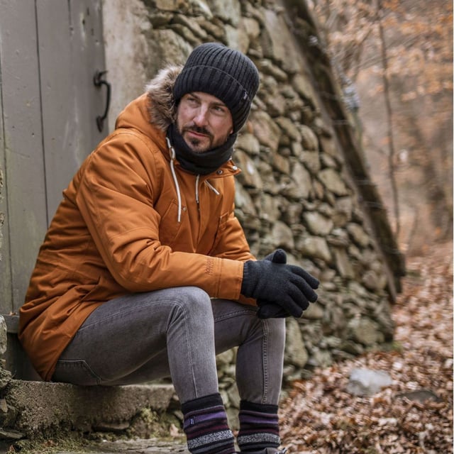 Heat Holders Mens Knitting Patterns Gloves: These mens Heat Holders knitted thermal Gloves will have you well and truly covered when using them for casual wear, they are super warm as well as stylish. They are lined with a fabulous extra warm fur-like plush insulating lining, called Heatweaver, that is even more effective at holding warm air close to the skin. This silky, soft fleece lining doesn't just feel luxuriously plush and cuddly, it also assures you of cosy fingers in the harsh winter. The Gloves come in 3 different fashion styles with 10 colour options to choose between all of them. Patterns to choose between include striped Gloves, nordic Gloves and fair isle pattern Gloves, making them suitable for any outfit choice. Product Details: - 1 pair - 2 sizes - 2 patterns / 5 colours - Heatweaver lining - Heat Holders Yarn - Elasticated Wrist - Lining: 100% Polyester. Material Composition (Outer): Karlstad - 77% Acrylic, 22% Polyester, 1% Elastane Bergen - Black - 80% Acrylic, 13% Polyester, 1% Elastane Bergen - Navy - 97% Acrylic, 2% Polyester, 1% Elastane Bergen - Charcoal - 56% Acrylic, 43% Polyester, 1% Elastane Thames - 77% Acrylic, 22% Polyester, 1% Elastane
