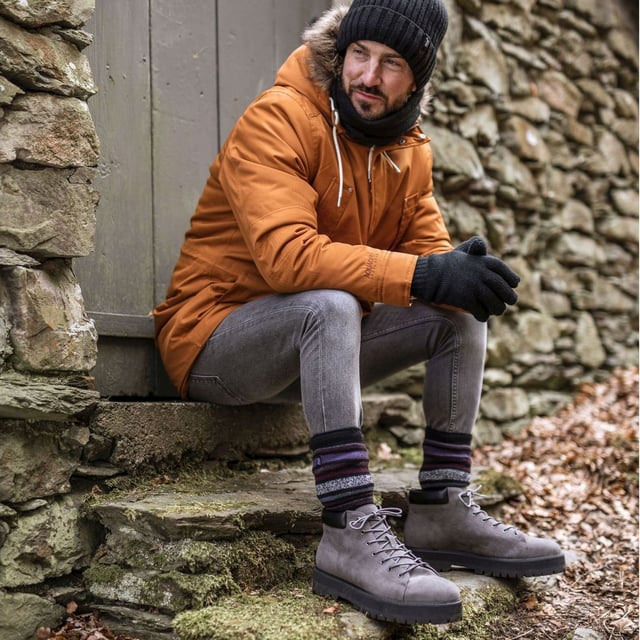 Heat Holders Mens Knitting Patterns Gloves: These mens Heat Holders knitted thermal Gloves will have you well and truly covered when using them for casual wear, they are super warm as well as stylish. They are lined with a fabulous extra warm fur-like plush insulating lining, called Heatweaver, that is even more effective at holding warm air close to the skin. This silky, soft fleece lining doesn't just feel luxuriously plush and cuddly, it also assures you of cosy fingers in the harsh winter. The Gloves come in 3 different fashion styles with 10 colour options to choose between all of them. Patterns to choose between include striped Gloves, nordic Gloves and fair isle pattern Gloves, making them suitable for any outfit choice. Product Details: - 1 pair - 2 sizes - 2 patterns / 5 colours - Heatweaver lining - Heat Holders Yarn - Elasticated Wrist - Lining: 100% Polyester. Material Composition (Outer): Karlstad - 77% Acrylic, 22% Polyester, 1% Elastane Bergen - Black - 80% Acrylic, 13% Polyester, 1% Elastane Bergen - Navy - 97% Acrylic, 2% Polyester, 1% Elastane Bergen - Charcoal - 56% Acrylic, 43% Polyester, 1% Elastane Thames - 77% Acrylic, 22% Polyester, 1% Elastane