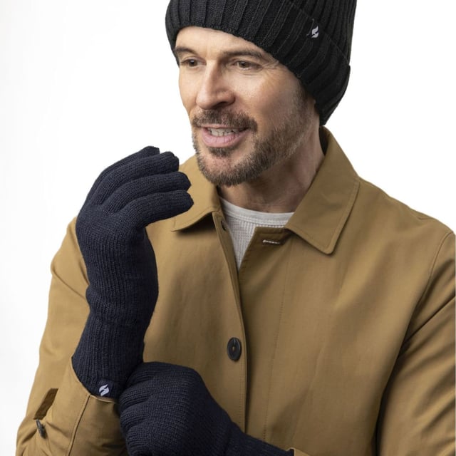 Guantes térmicos Heat Holders para hombre: Los guantes térmicos de punto por cable para hombre, que destacan entre los accesorios para el frío, son excelentes para mantener las manos calientes y cómodas a temperaturas bajo cero. Son los preferidos de muchos que desean mantener el estilo y el calor durante las estaciones más frías. No sólo ofrecen calidez y comodidad, sino también estilo y durabilidad, por lo que son un buen complemento para cualquier armario de invierno. Los guantes Heat Holders han sido diseñados por expertos para proporcionar una mezcla insuperable de calidez, suavidad y adaptabilidad, garantizando un ajuste ceñido que mantiene el frío a raya. Con un Tog de 2,3 y un forro térmico Heatweaver de alta calidad y tacto suave, estos guantes son ideales para tallas que van de la pequeña a la grande. Los guantes Heat Holders para hombre, en una amplia gama de colores, ofrecen numerosas ventajas. Su puño acanalado protector más largo añade un toque de sofisticación, mientras que el excepcional calor proporcionado garantiza el confort en temperaturas frías. Además, su tecnología de aislamiento especialmente adaptada garantiza una protección inquebrantable contra el frío, mientras que el suave forro asegura que sus manos permanezcan cómodas y confortables. Elija los guantes Heat Holders para hombre, su mejor elección para el invierno. Detalles esenciales del producto: - Tecnología Heat Holders - Clasificación 2,34 TOG - Puño acanalado protector - Aislamiento de primera - Diseño ingenioso - Perfectos para actividades al aire libre y para llevar a diario - Disponibles en tallas de la S a la XL