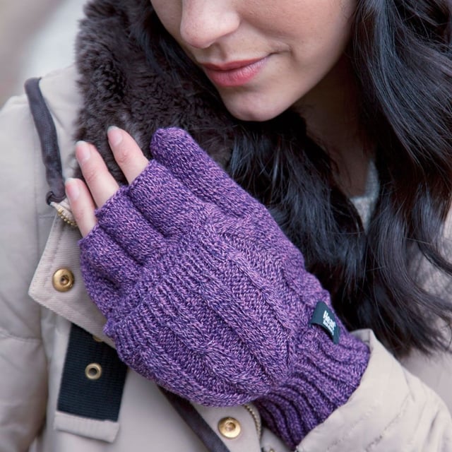 He aquí la última incorporación a la gama Heat Holders: unos guantes sin dedos con manopla convertible Heat Holders 2.3 Tog Heatweaver Yarn Fingerless Gloves. Estos guantes tipo manopla te ofrecen lo mejor de ambos mundos, con dedos abiertos para cuando necesites un tacto delicado, como al hurgar en el bolso o enviar mensajes de texto, y cálidas manoplas para ponerte encima en un instante. Estos bonitos guantes de punto por cable tienen hilo Heat Holders para un magnífico aislamiento y absorción de la humedad, junto con aislamiento Heatweaver, un forro de felpa sedosa que maximiza eficazmente la cantidad de aire caliente que se mantiene contra tu piel. El puño Heat Holders es extensible, desplegándose para crear largas mangas protectoras que abrazan la muñeca para un calor y aislamiento extra.